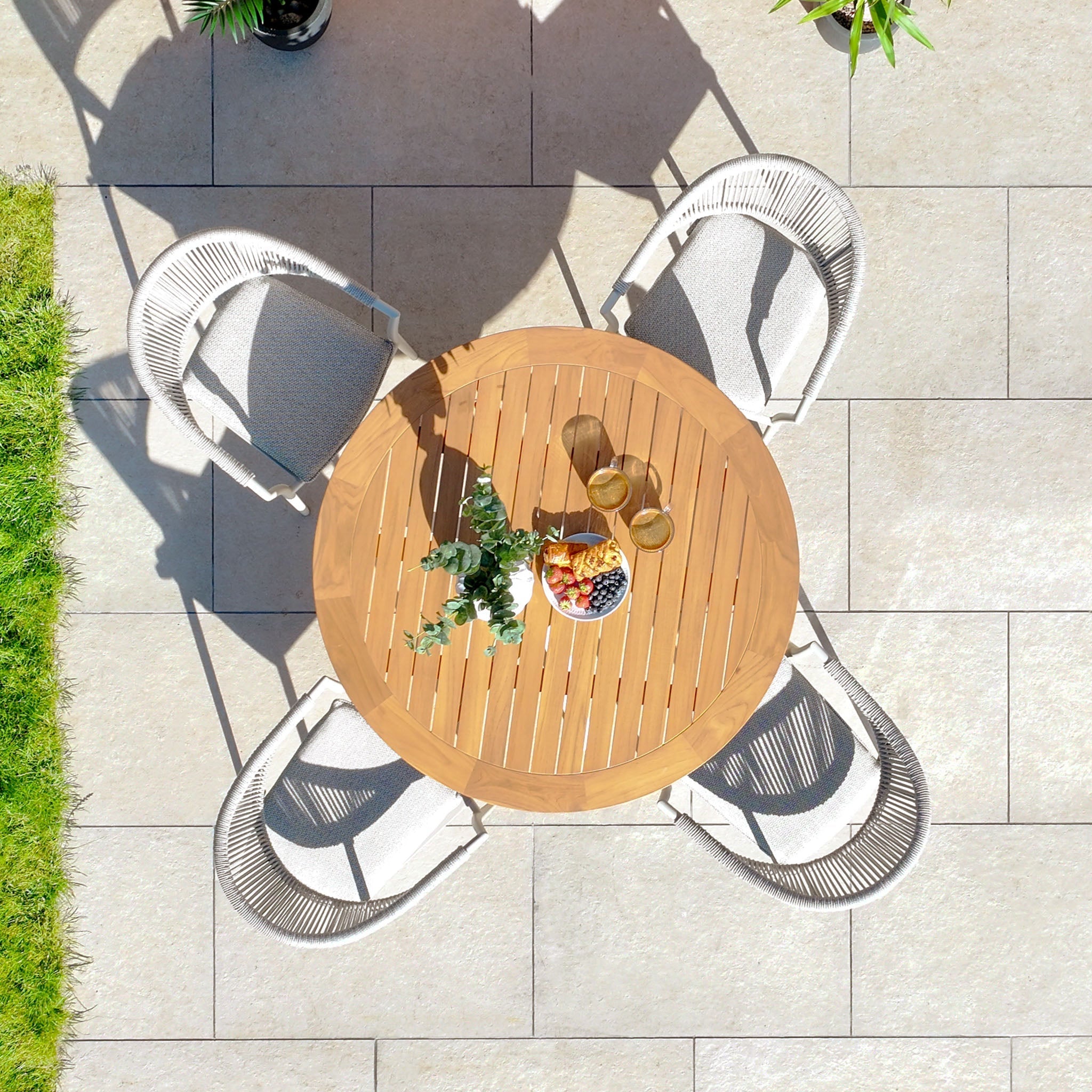 Cloverly 4 Seat Round Dining Set with Teak Table Top in Latte