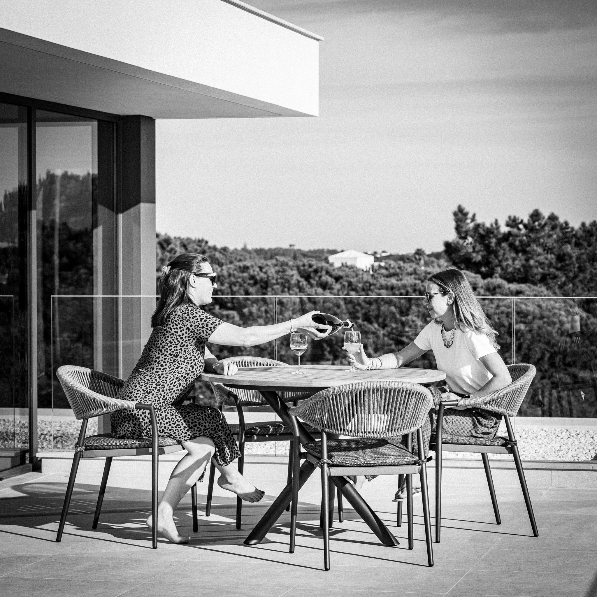 Cloverly 4 Seat Round Dining Set with Teak Table Top in Charcoal