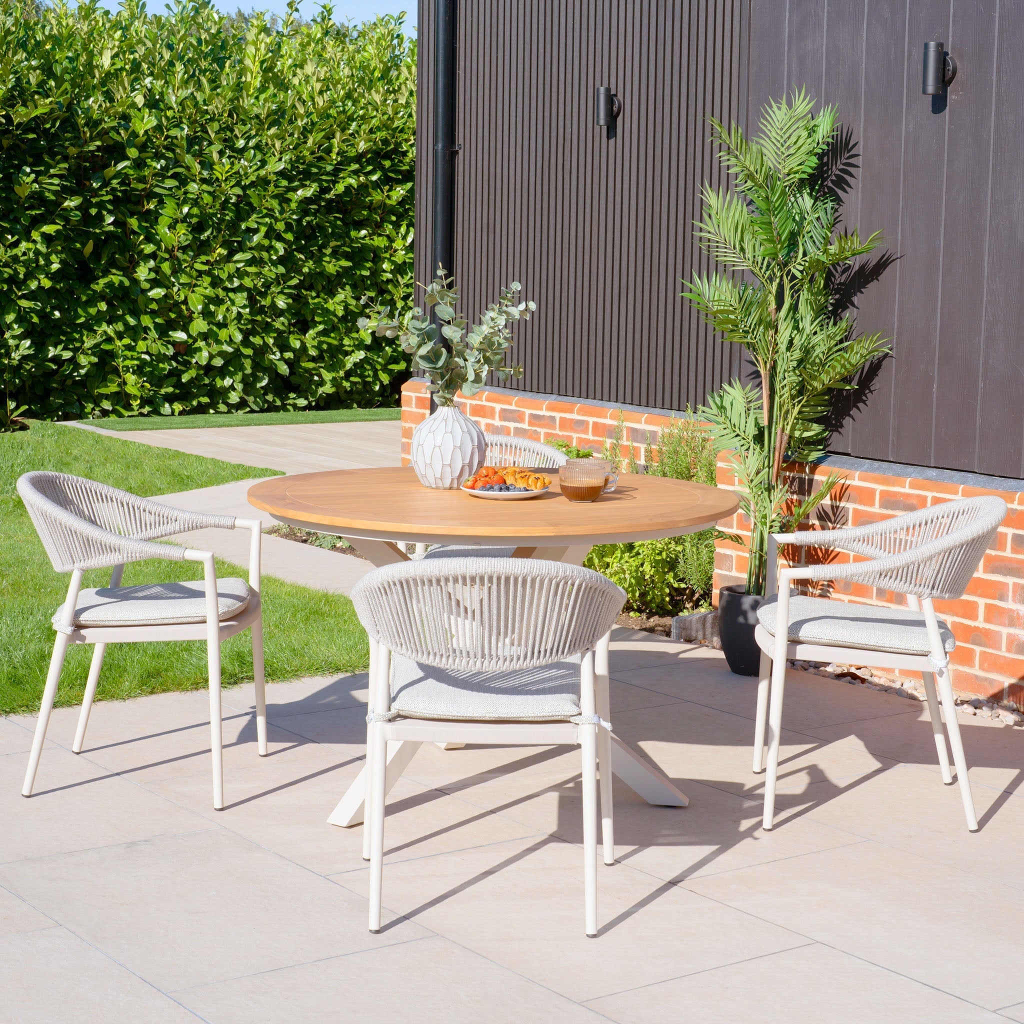 Cloverly 4 Seat Round Dining Set with Teak Table Top in Latte