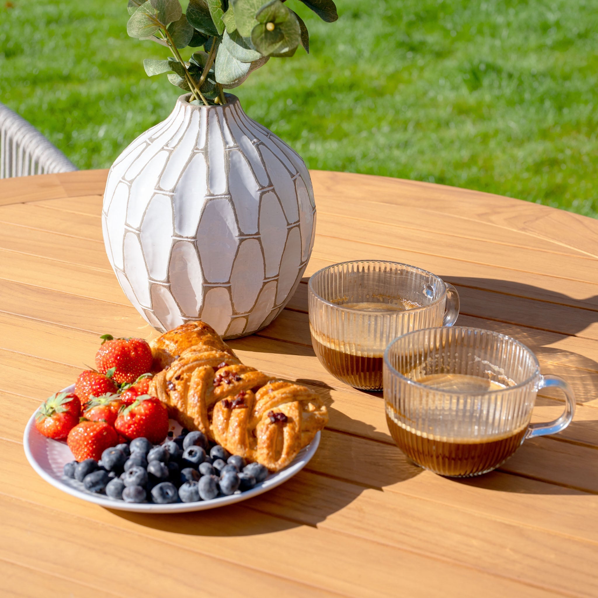 Cloverly 4 Seat Round Dining Set with Teak Table Top in Latte