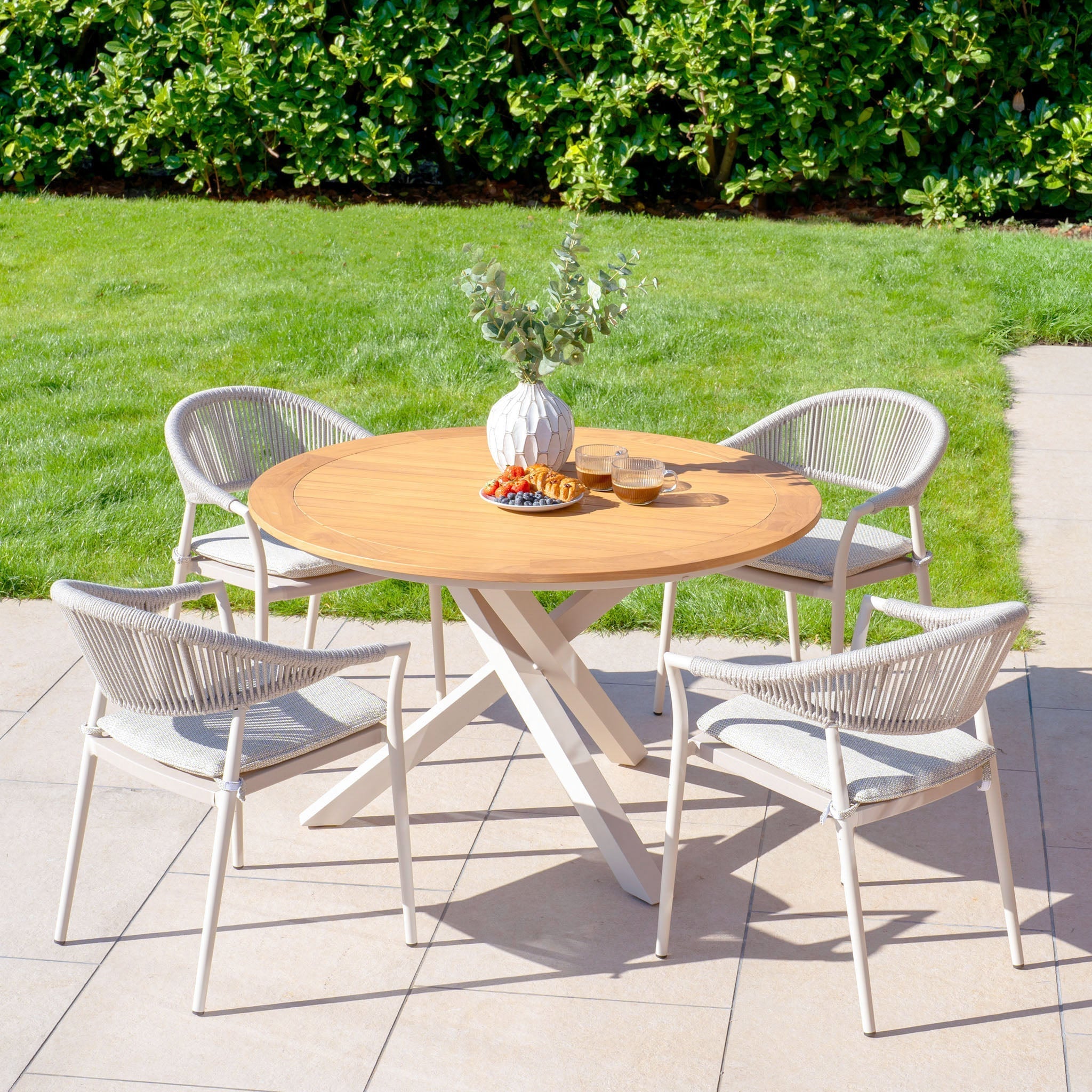 Cloverly 4 Seat Round Dining Set with Teak Table Top in Latte