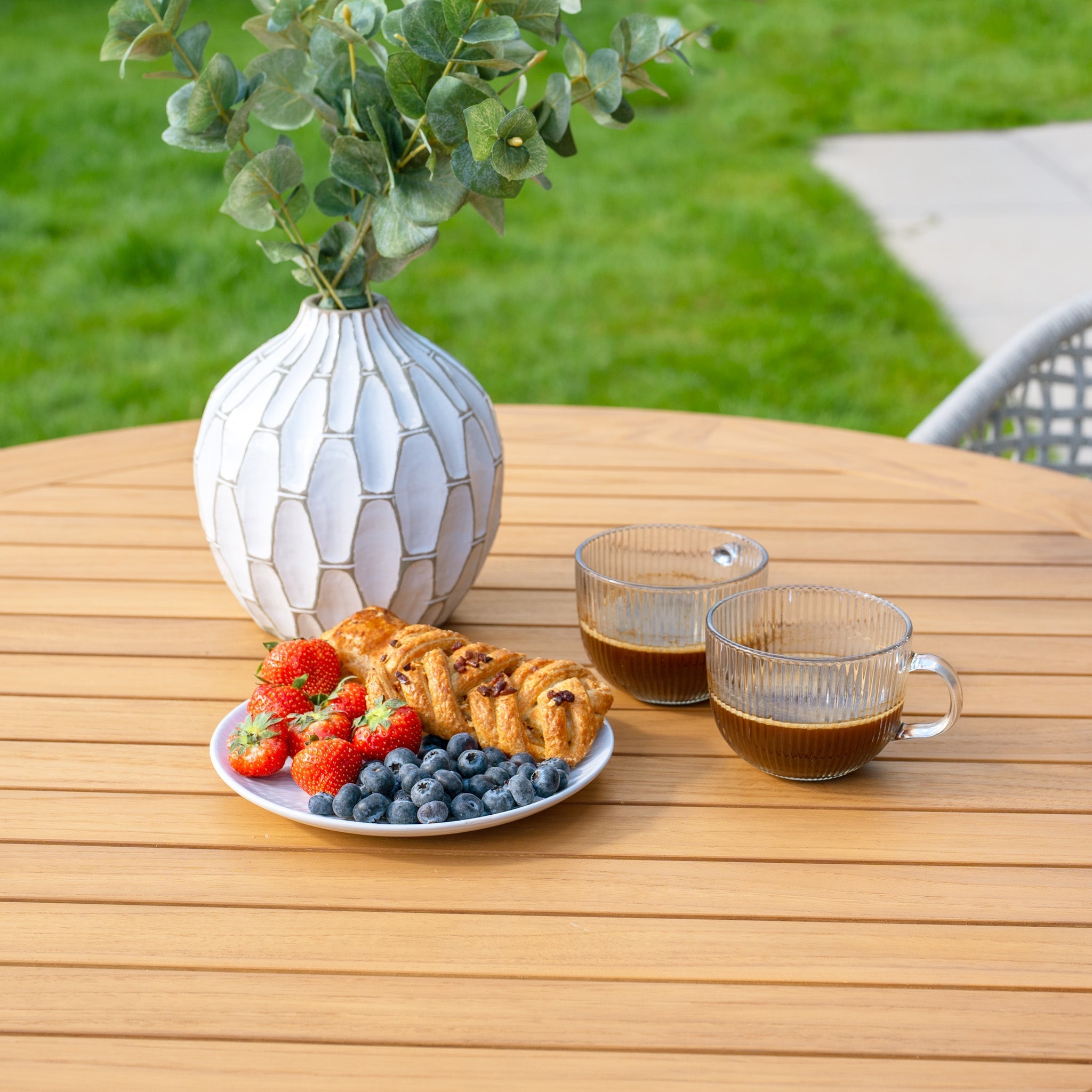 Kalama 4 Seat Round Dining Set with Teak Table in Latte