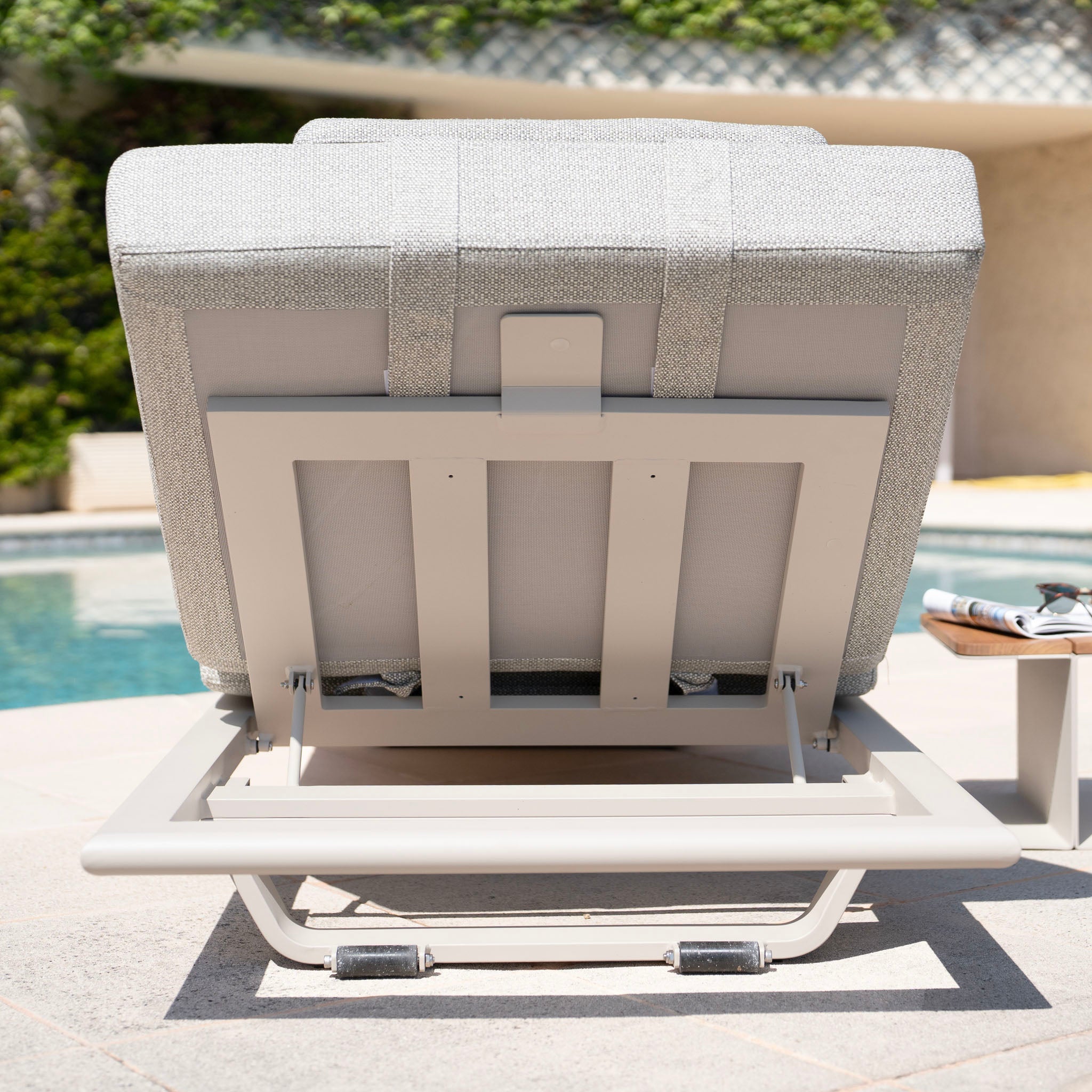 Hatia Single Sun Lounger with Side Table in Latte
