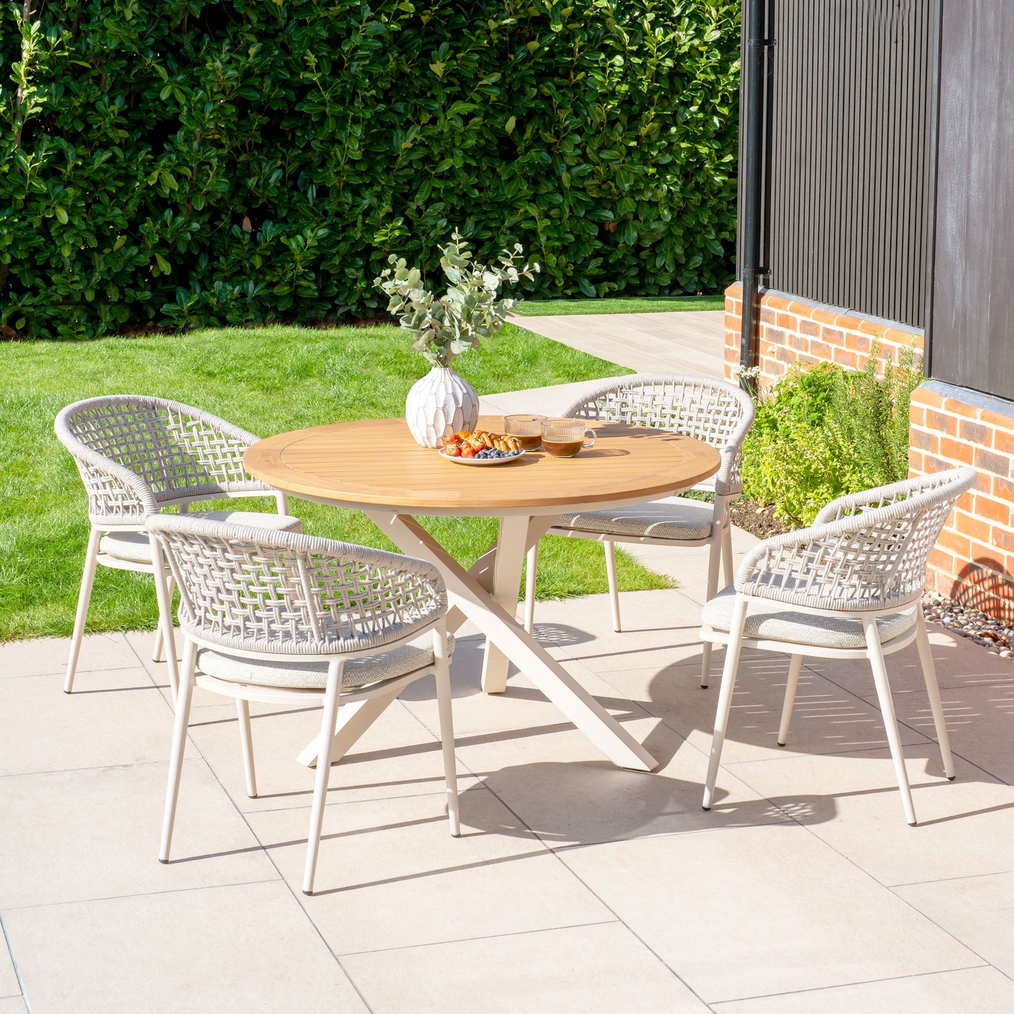 Kalama 4 Seat Round Dining Set with Teak Table in Latte