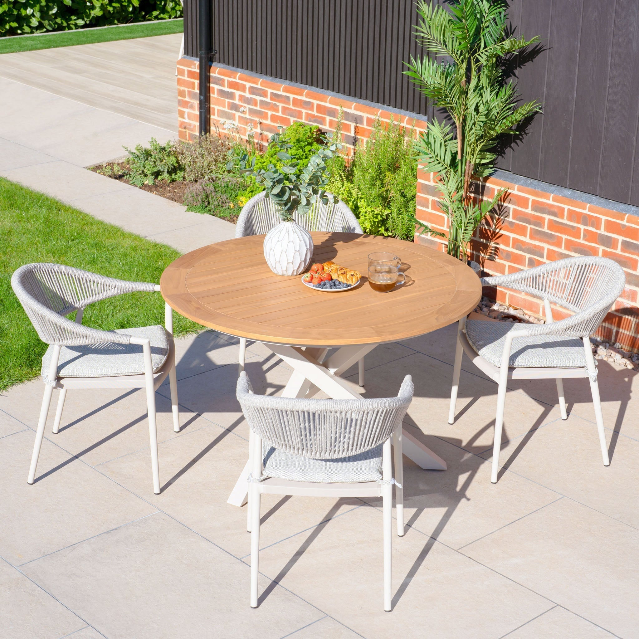 Cloverly 4 Seat Round Dining Set with Teak Table Top in Latte